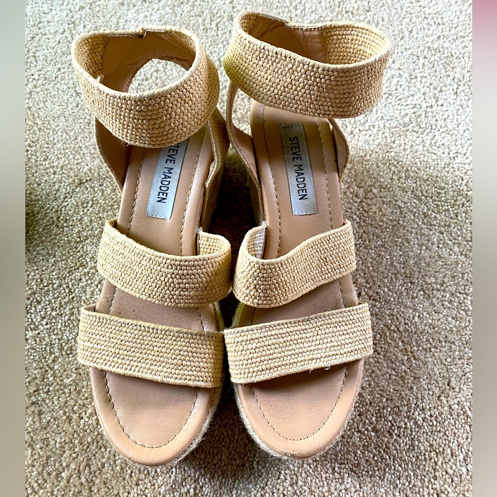 Steve Madden Tan Stretchy Sandals size 6.5.